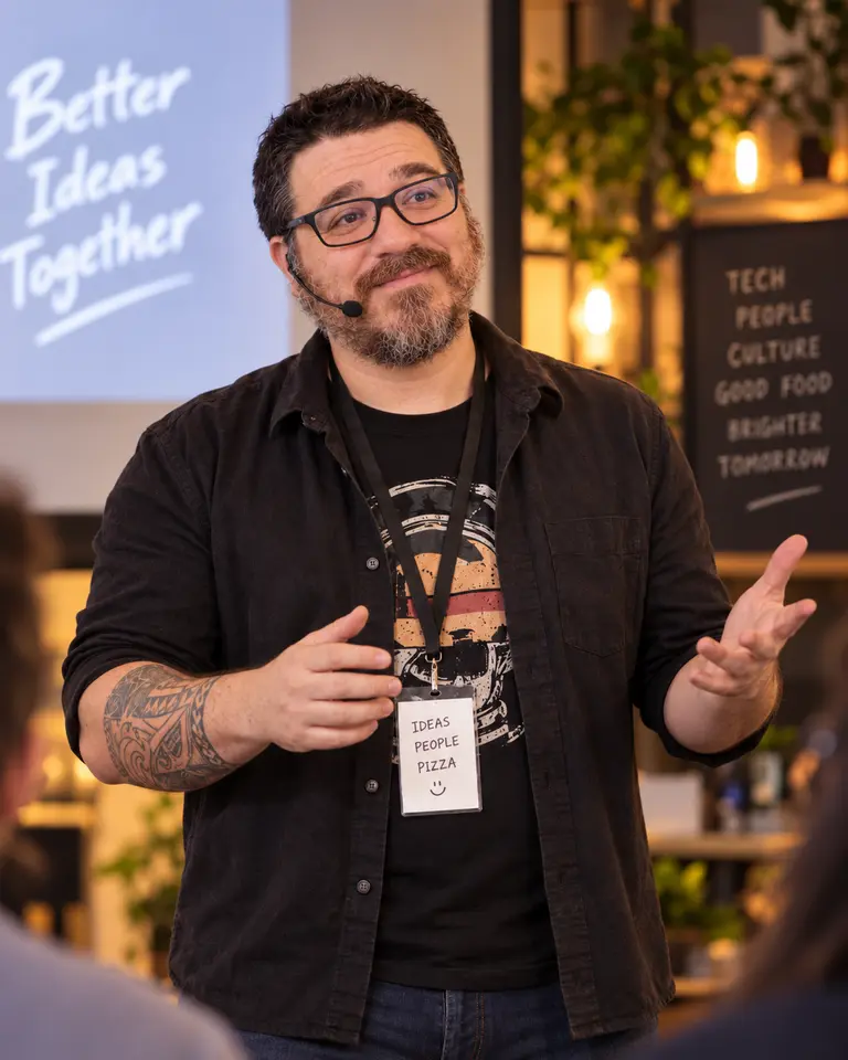 Luigi Pesante mentre parla davanti a un pubblico